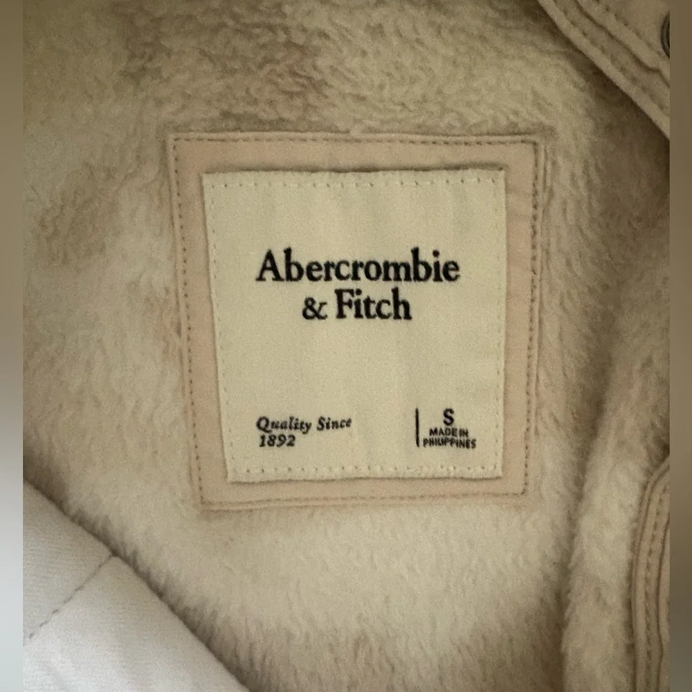 Abercrombie & Fitch asymmetrical snap-up fleece in a white/tan camouflage print.